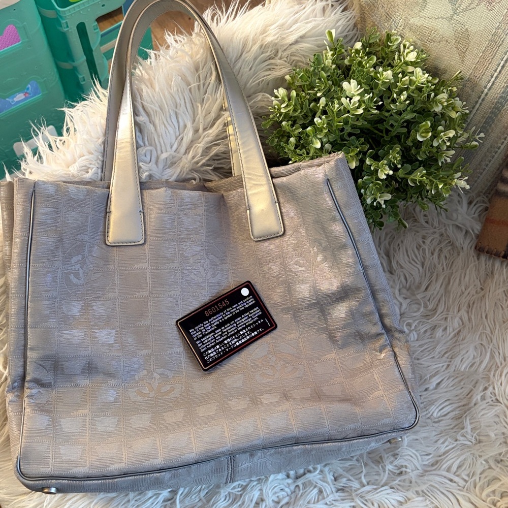 🩷Chic Chanel Metallic Grey Tote Bag🩷Perfect Spring Bag!🩷